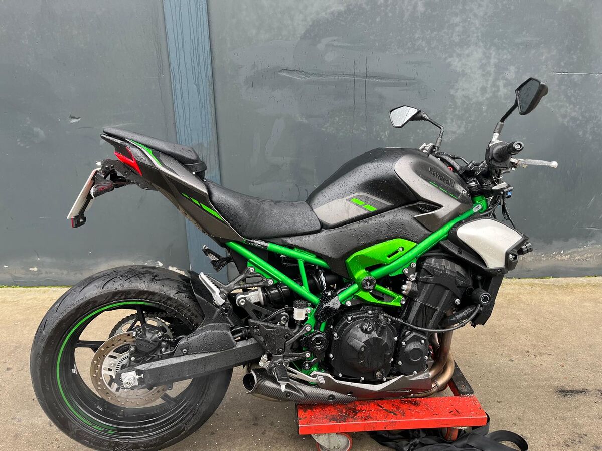Kawasaki Z900 2025 - Falta parte delantera