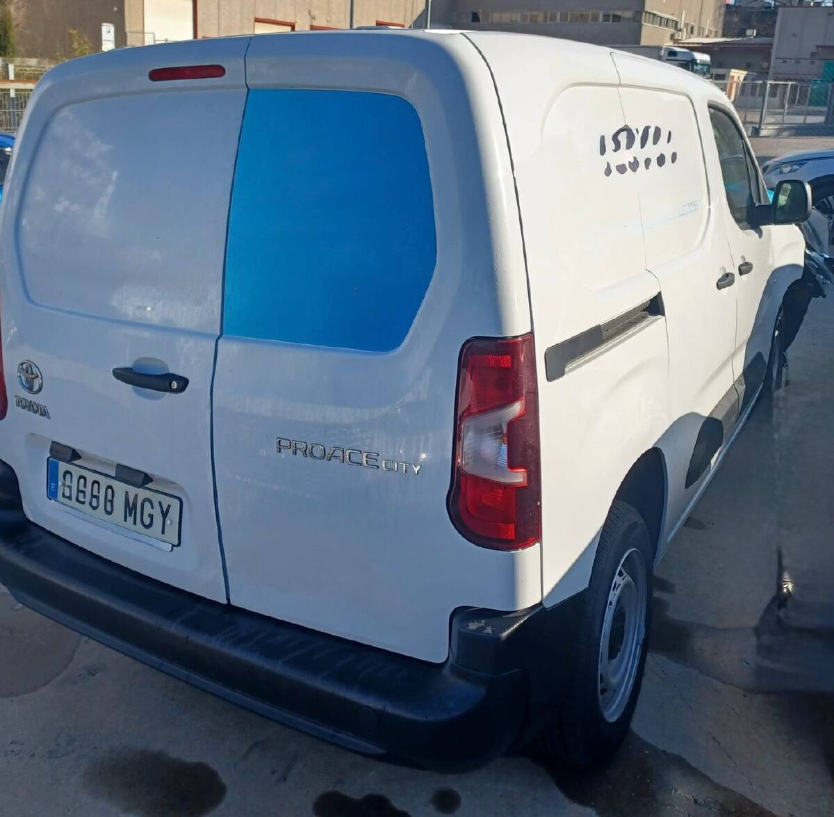 TOYOTA PROACE CITY AÑO 2023 CON GOLPE