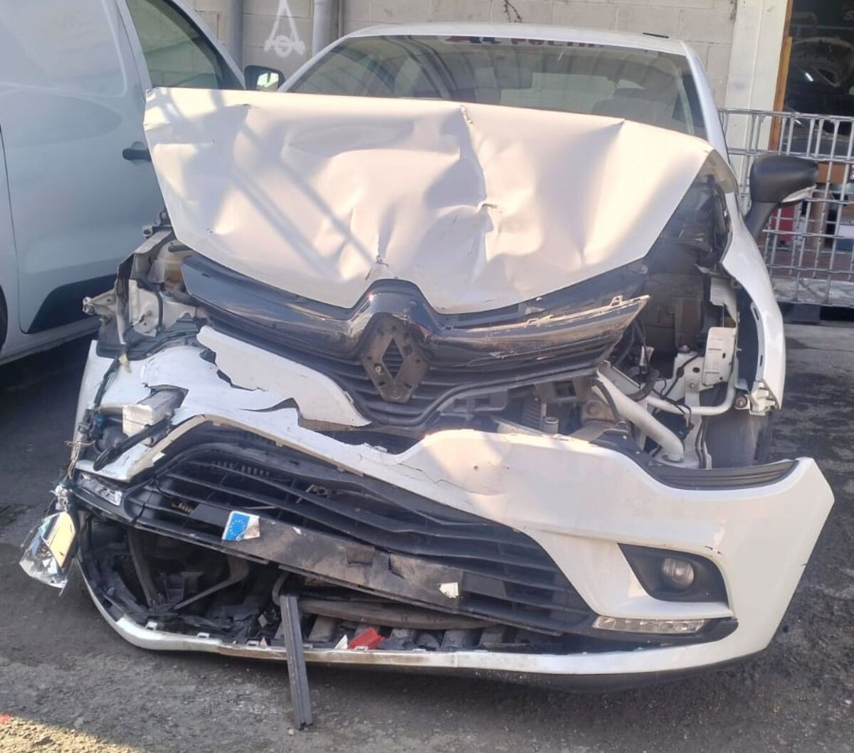 RENAULT CLIO 06/2019 CON GOLPE 2.200€