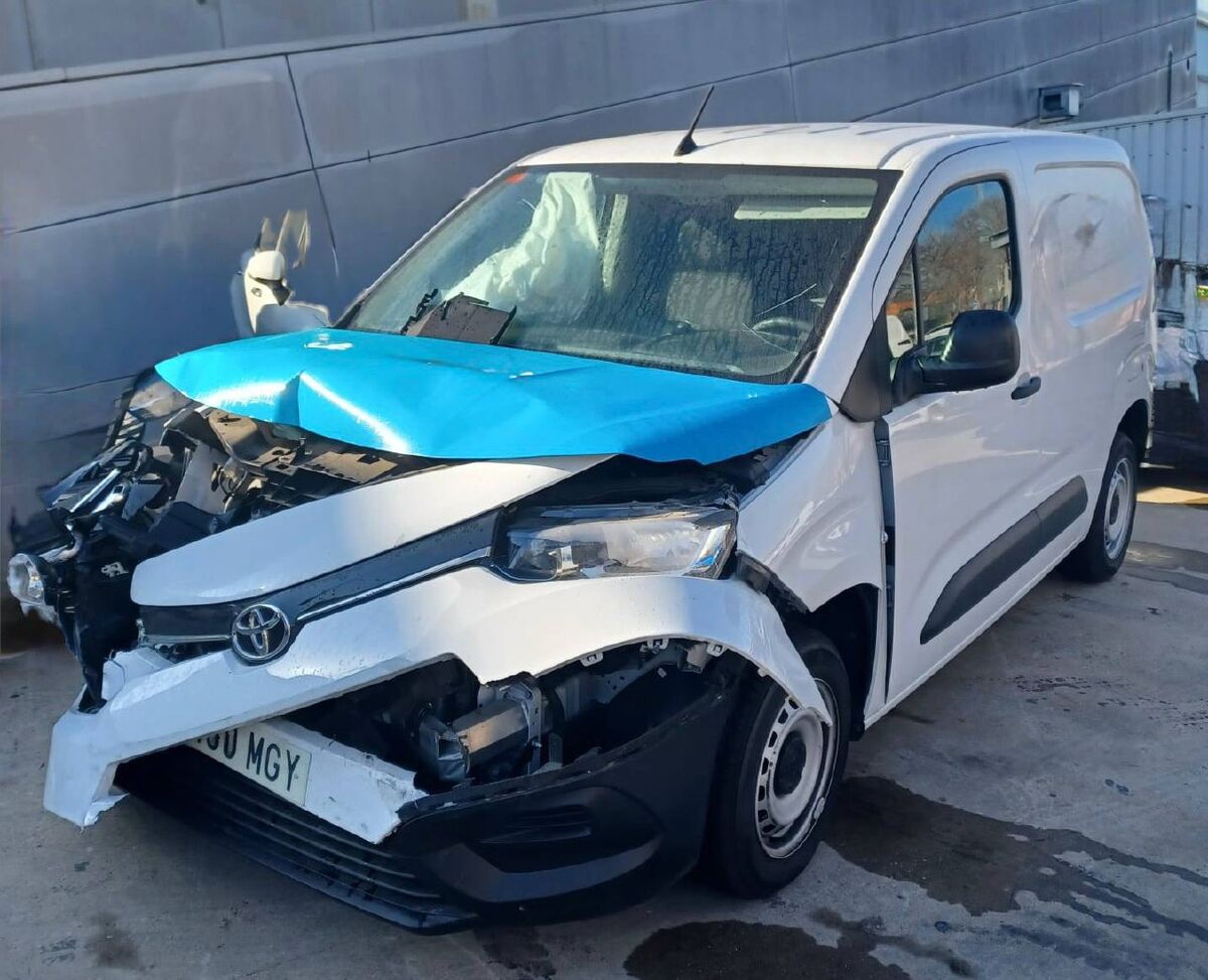 TOYOTA PROACE CITY AÑO 2023 CON GOLPE