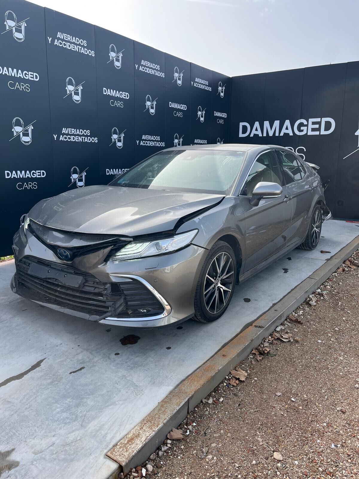 Toyota Camry 2.5H Luxury 5p - 2023 - golpe trasero y delantero.