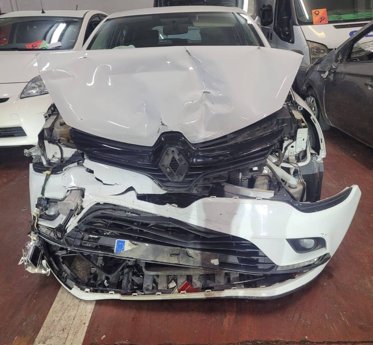 RENAULT CLIO 06/2019 CON GOLPE 2.600€